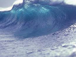 evento ondoso con onda nel mare blu