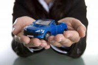 Auto blu in mano - finanziamento o leasing per comprare un'auto nuova?
