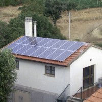 pannelli solari sul tetto di una casa in affitto
