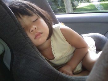 bambina su seggiolino in auto