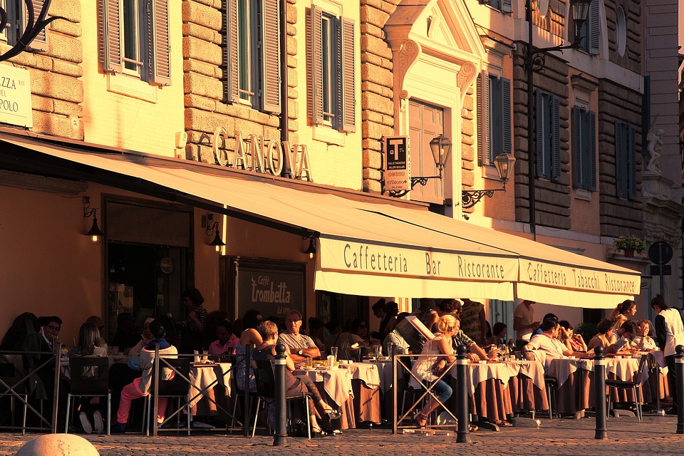 roma bar con tavoli all'aperto, occupa parte della piazza