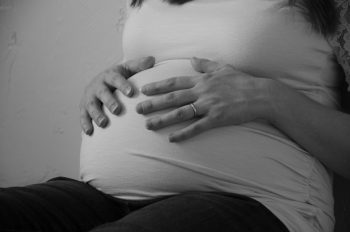 Donna incinta con grande pancia può chiedere maternità