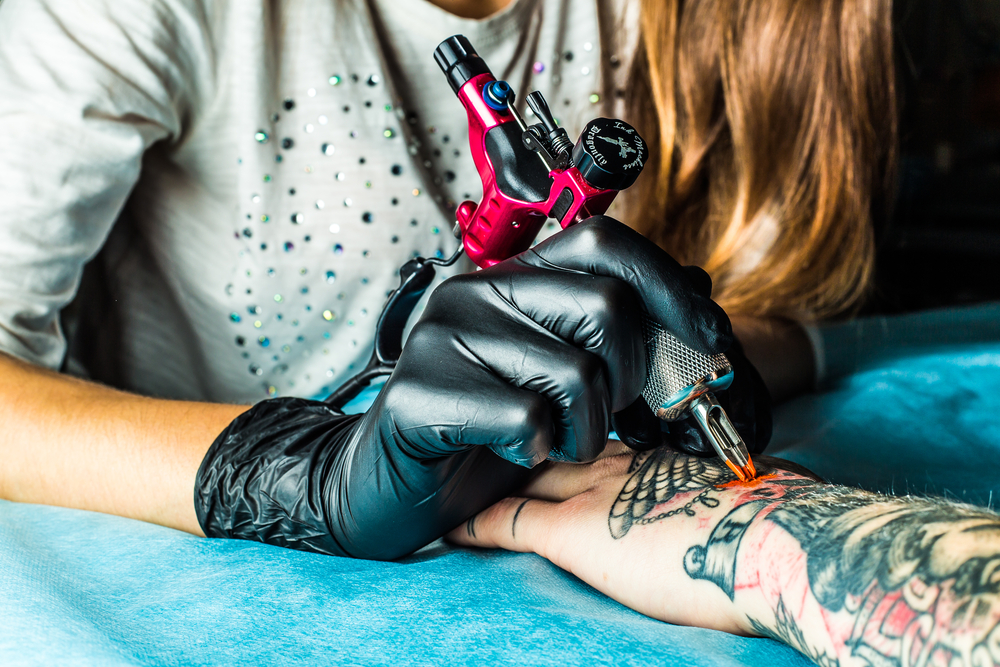 Il costo di un tatuaggio: quanto è doloroso farsi un tatuaggio