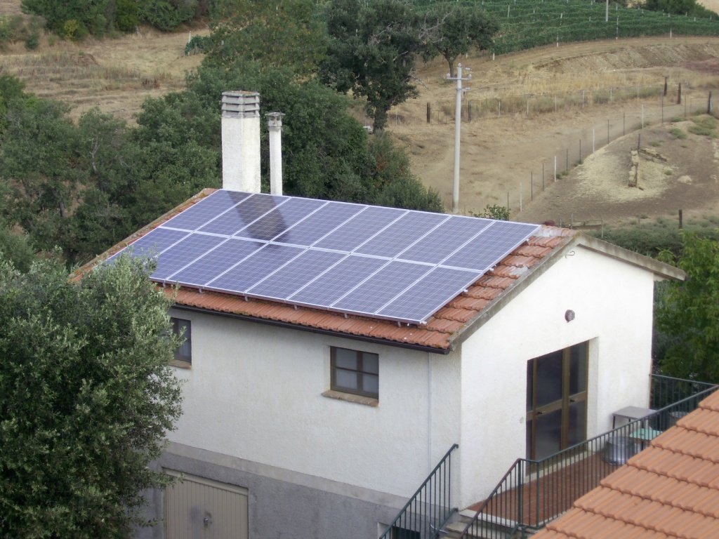 pannelli solari sul tetto di una casa in affitto